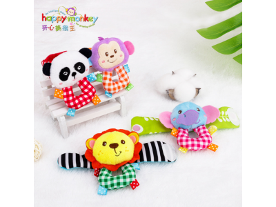 初生嬰兒玩搖鈴，好處多多